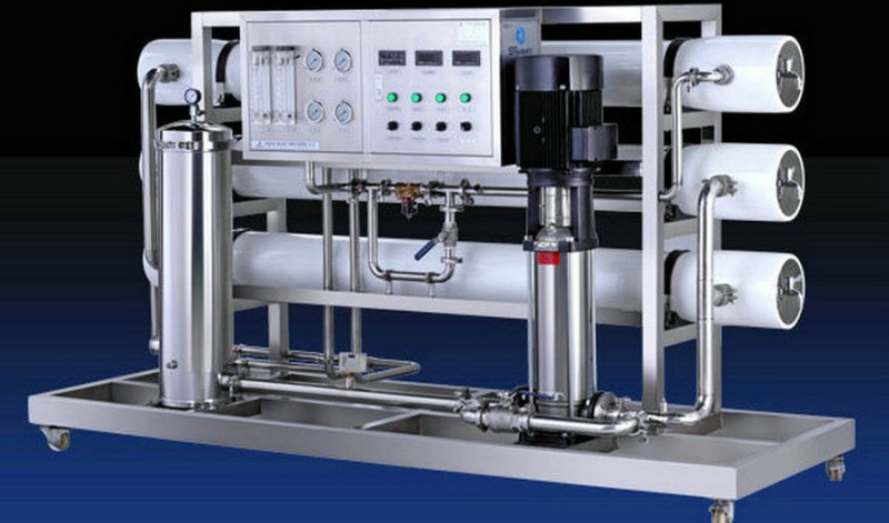 長春大型純凈水設(shè)備維護現(xiàn)場